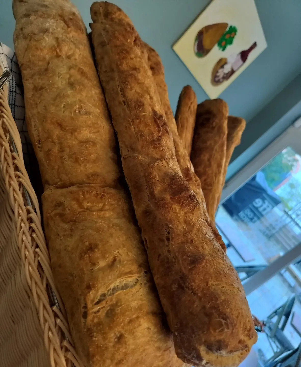 Friskbagte baguetter i kurv på Møllergade