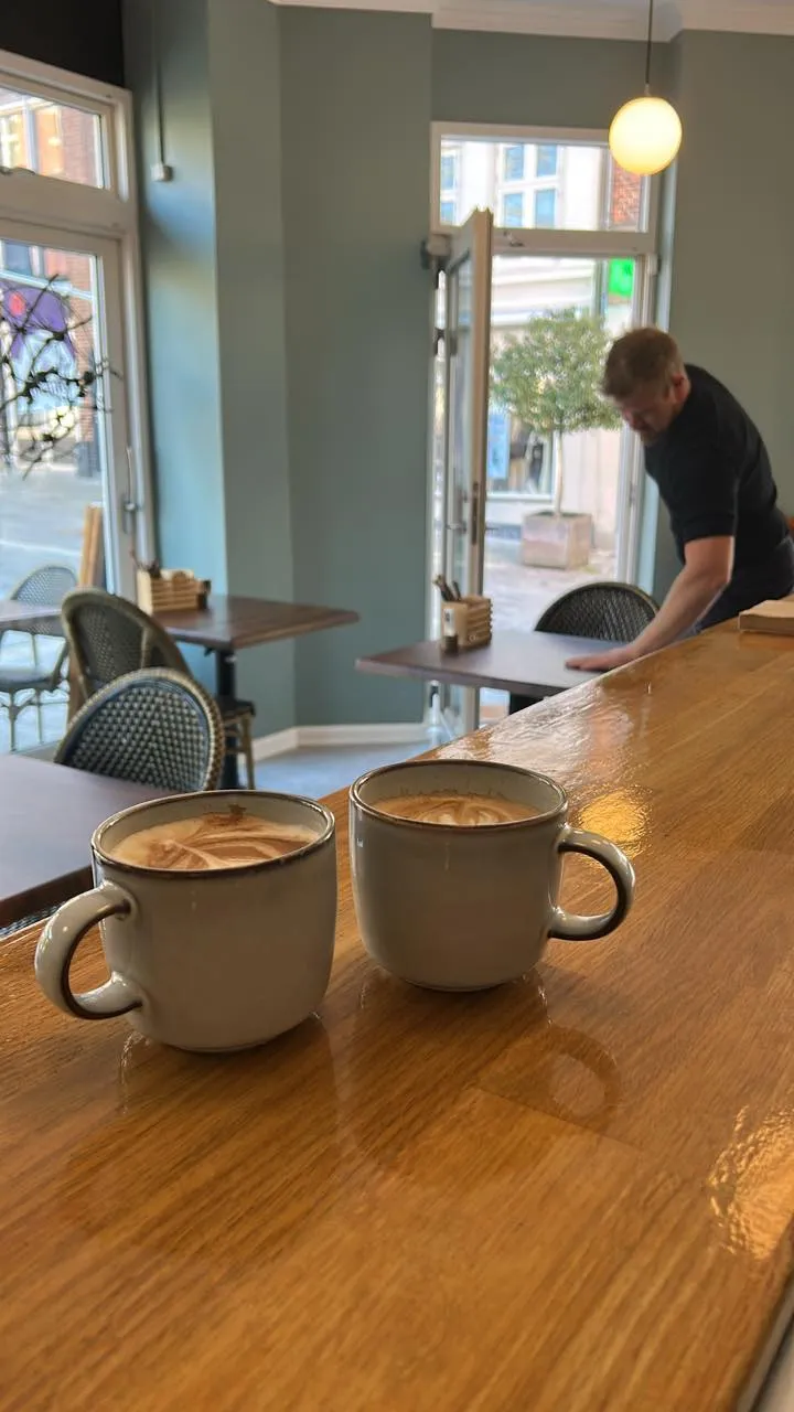 Caféens indretning - to kopper kaffe i forgrunden