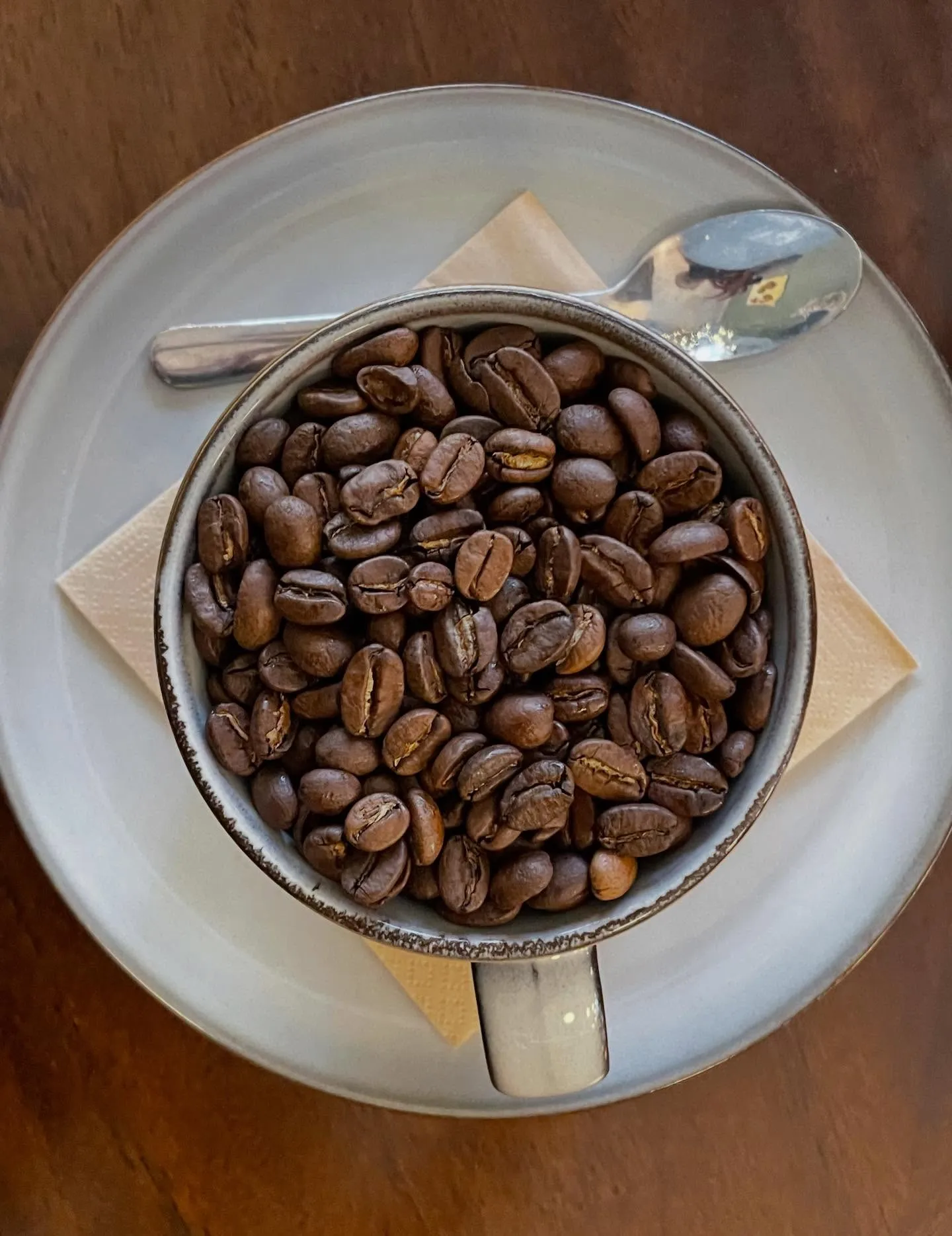 Kaffebønner i en kop