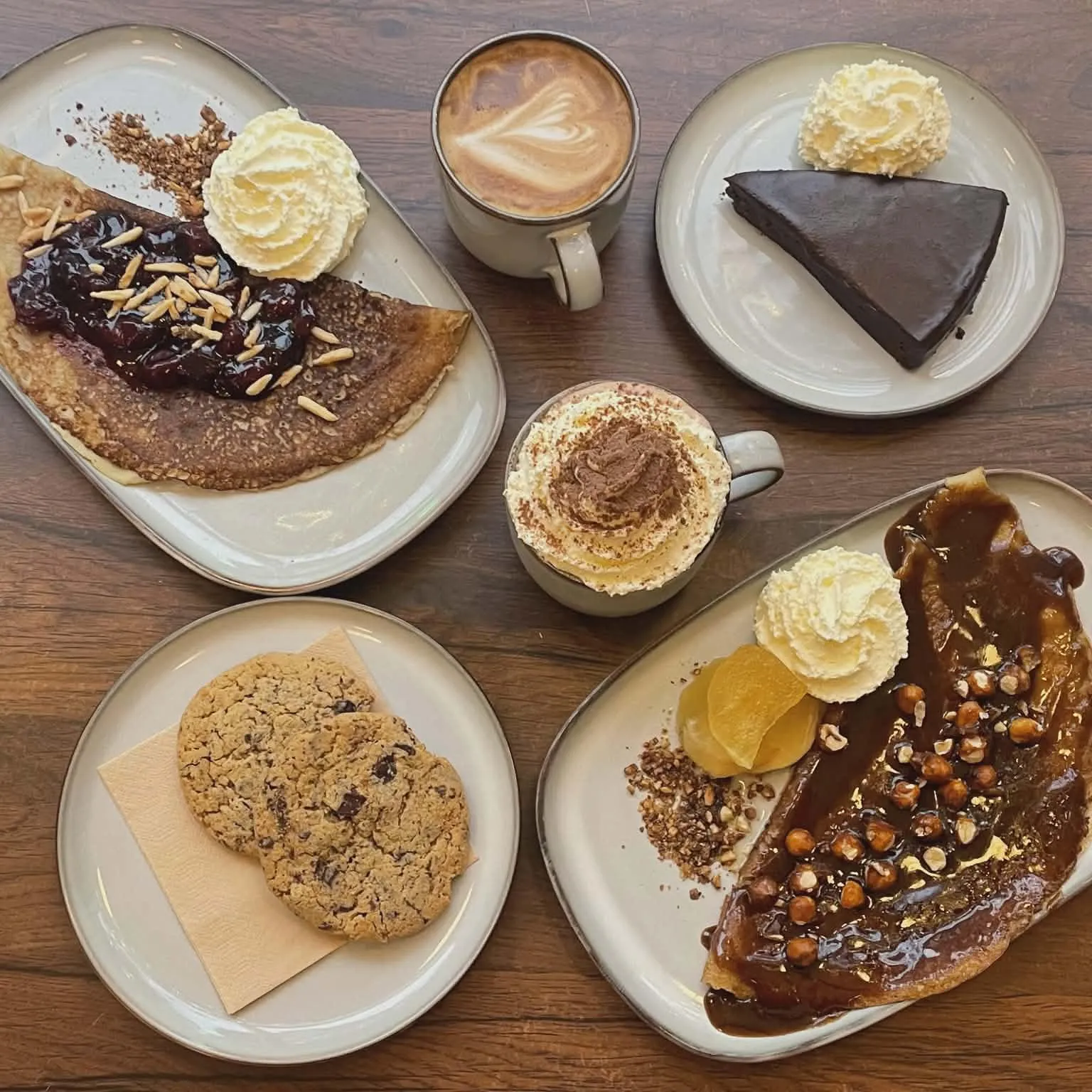 Crêpes, kage, cookies og cappuccino på Jord & Bord
