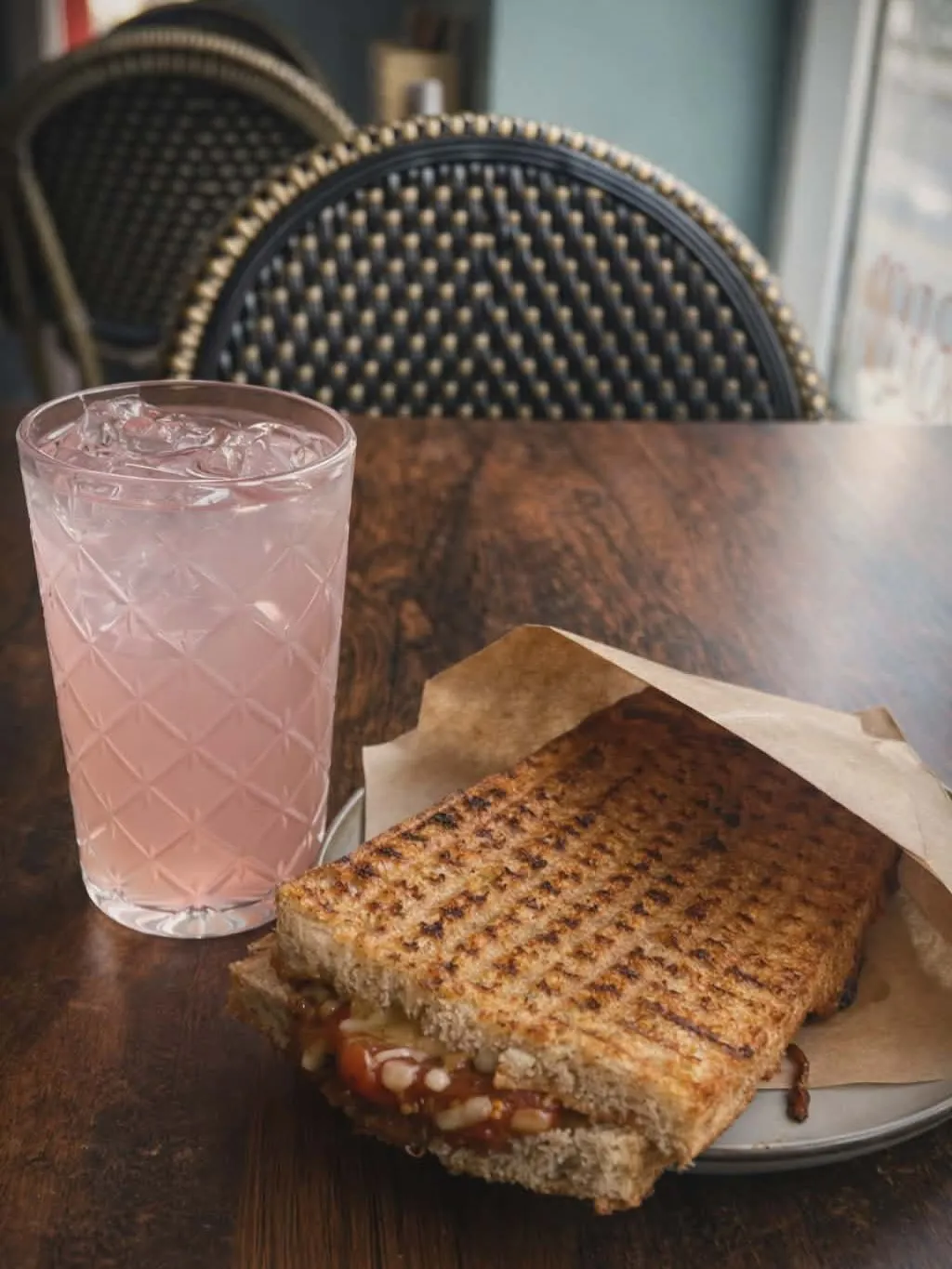 Grillet sandwich med lemonade